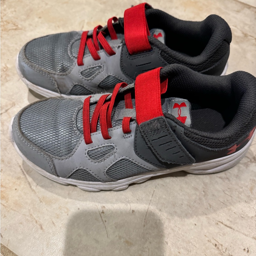 Under Armor Youth Sneakers, excellent condition.